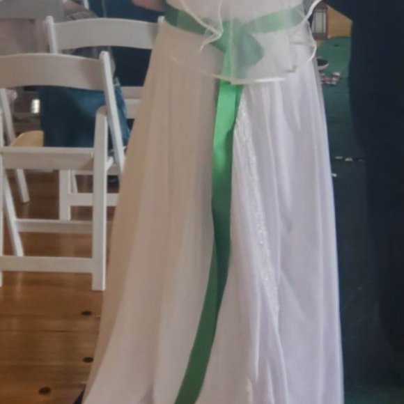 Wedding dress white with Emerald Green slash (can be easily removed) - Picture 2 of 2